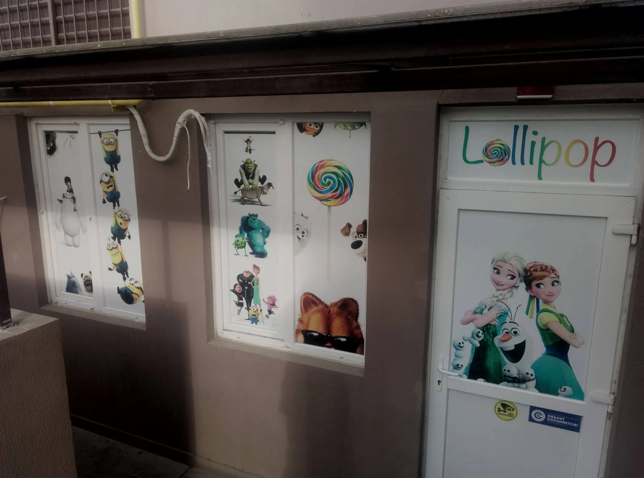 Наліпки з широкоформатноїплівки Одеса